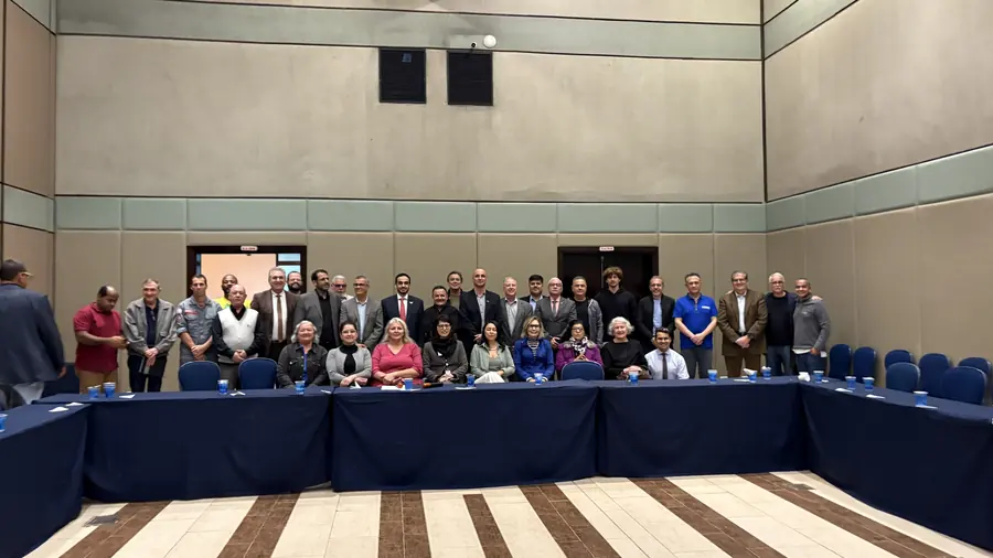 Foto oficial com participantes de reunião do Movimento Guarujá 2034